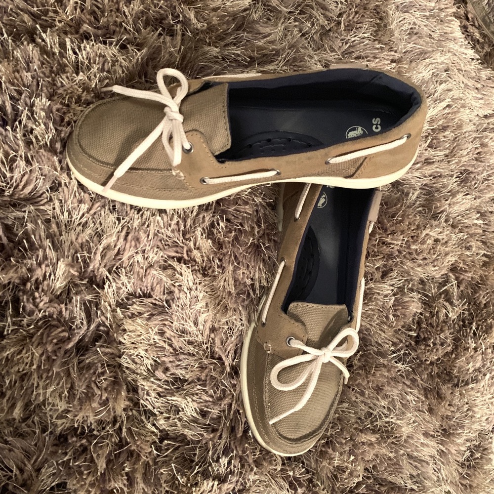 Crocs Women’s Walu Boat Shoes in Khaki Tan Size 7